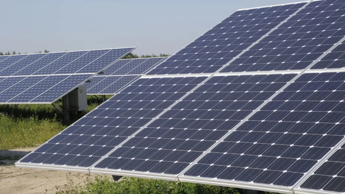 Wie geht es mit dem geplanten Solarpark in Tempelfelde in der Gemeinde Sydower Fließ weiter und was sagen eigentlich die Einwohner zu diesem Projekt? Darauf soll bald eine Bürgerbefragung Antwort geben. (Symbolbild)
ARCHIV - Die Solaranlage der Firma Saferay geht am 24.09.2011 auf dem ehemaligen Tagebaugelände Meuro bei Senftenberg offiziell in Betrieb. Im Kampf gegen den immer häufigeren Diebstahl von Solaranlagen setzen die Stadtwerke Senftenberg auf «künstliche DNA». Als erster Solarparkbetreiber in Deutschland habe sich das Unternehmen für diese Strategie entschieden, teilte ein Sprecher mit. Foto: Bernd Settnik/dpa +++(c) dpa - Bildfunk+++ | Verwendung weltweit