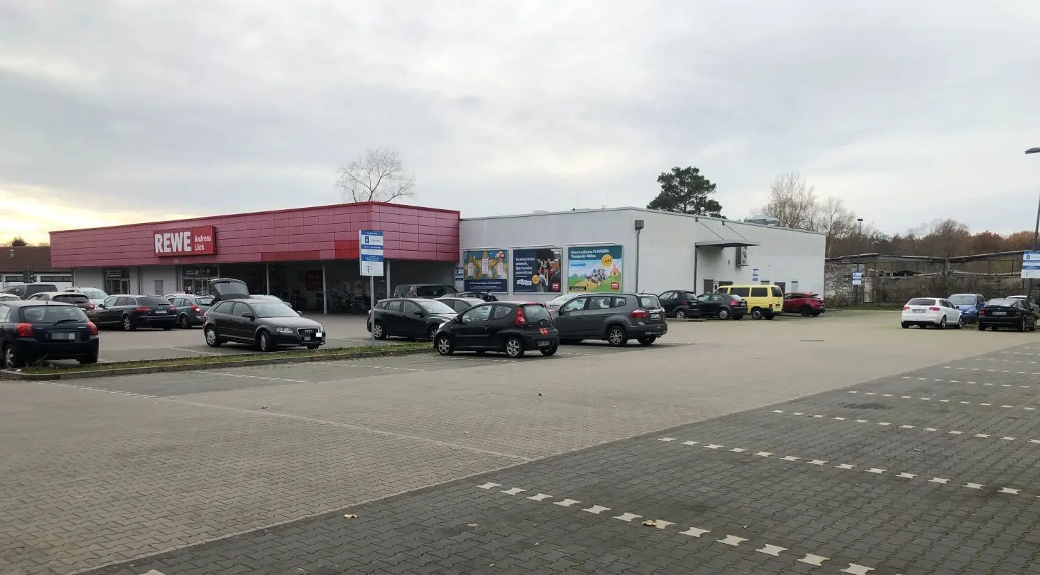 Der Rewe-Markt an der Lehnitzstraße in Oranienburg soll wachsen. Der Anbau ist an rechten Seite geplant.
