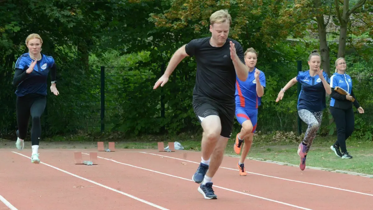 Der Bernauer Stadtverordnete Matthias Holz (Die Linke) hatte die Sportler der SG Empor Niederbarnim zum Duell herausgefordert. Im 100-Meter-Sprint bekam er es mit der 15-jährigen Levke Netta (links) zu tun, Leon Blum (13) und Hanna Bendrath (12) füllten das Läuferfeld auf.
Matthias Holz Die Linke Bernau 100 Meter Lauf. Nefke Letta (15, links), SG Empor Niederbarnim, am 24.09.2022