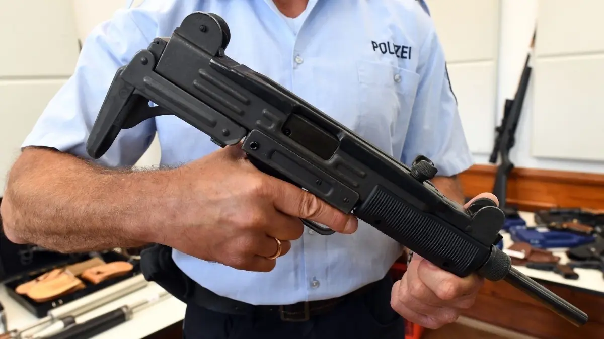 Die kriminelle Bande, für die der Angeklagte gearbeitet hat, handelte auch mit Maschinengewehren der Marke Uzi. Das Symbolbild zeigt eine solche 2018 in Bayern beschlagnahmte Waffe.
Ein Polizeibeamter hält am 23.09.2016 in Oberhausen (Nordrhein-Westfalen) eine Maschinenpistole vom Typ Uzi in den Händen. Bei einem Schlag gegen illegalen Waffenhandel sind in Nordrhein-Westfalen mehr als 50 Pistolen, Revolker, Gewehre, Maschinenpistolen und rund 40000 Schuss Munilition beschlagnahmt worden. Sieben Personen wurden festgenommen, vier von ihnen kamen in Haft, wie die Polizei Oberhausen am Freitag berichtete.Foto: Federico Gambarini/dpaFederico Gambarini/dpa ++ +++ dpa-Bildfunk +++