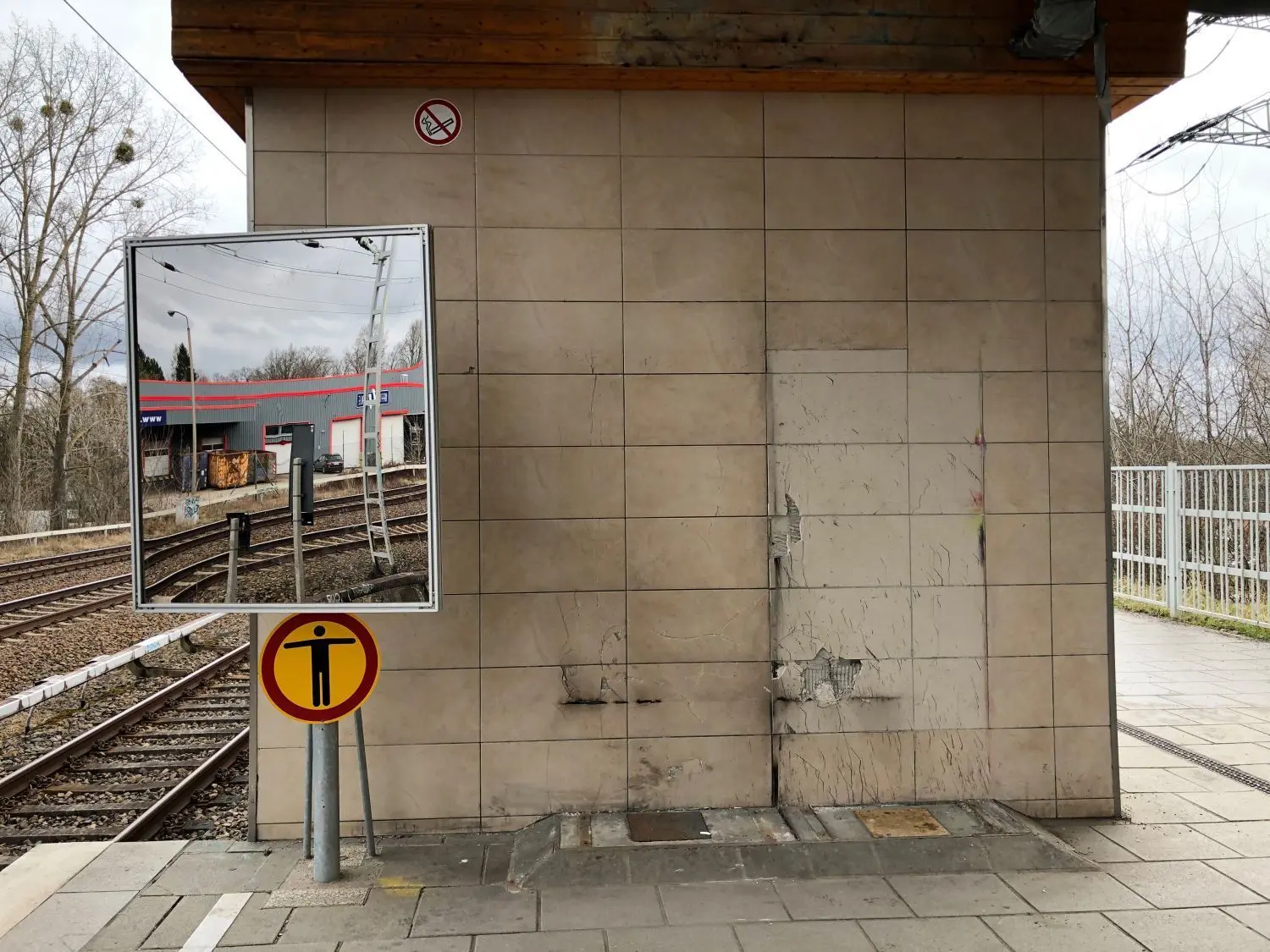 Nichts mehr zu sehen: In der Nacht zu Montag, 15. März, wurden auf dem S-Bahnhof Mühlenbeck-Mönchmühle zwei Fahrkartenautomaten gesprengt. Die Täter konnten fliehen. Am Nachmittag war bereits alles aufgeräumt.