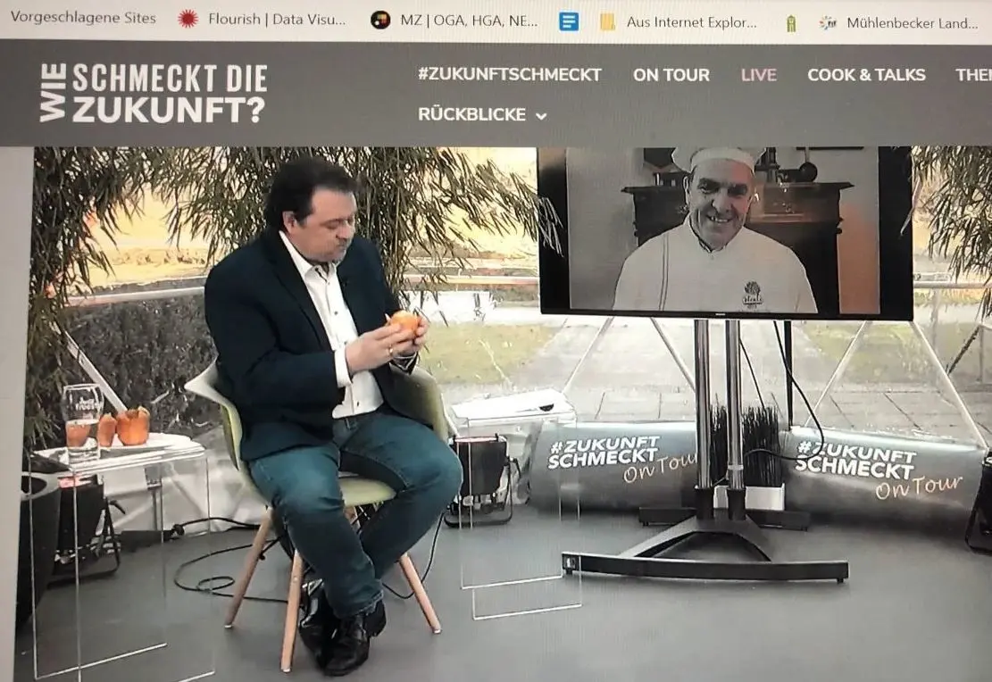 Karl-Dietmar Plentz im Interview auf der IGW digital mit dem Geschäftsführer des Lebensmittelverbands, Christoph Minhoff. Der ist einer der wenigen, die vor Ort unterm Funkturm Gelegenheit zum Kosten haben: Zwischen den Fragen probiert er den Plentzschen Walnuss-Honig-Muffin.