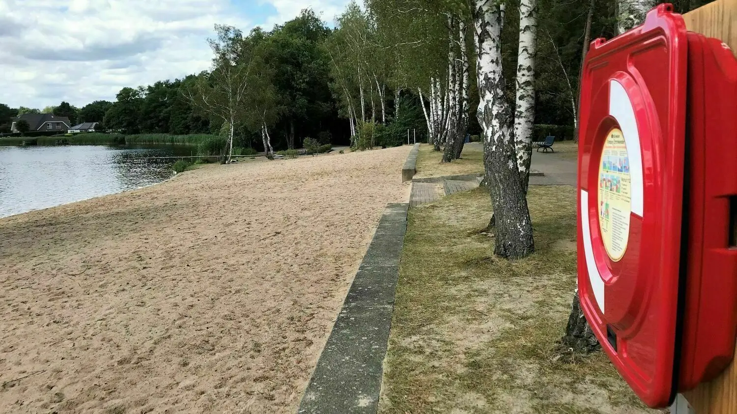 Gerät zur Hilfe: Für den Fall, dass ein Badegast in Not gerät, ist im Freibad am Großen Müllroser See oberhalb des Strandes zumindest ein Rettungsring stationiert.