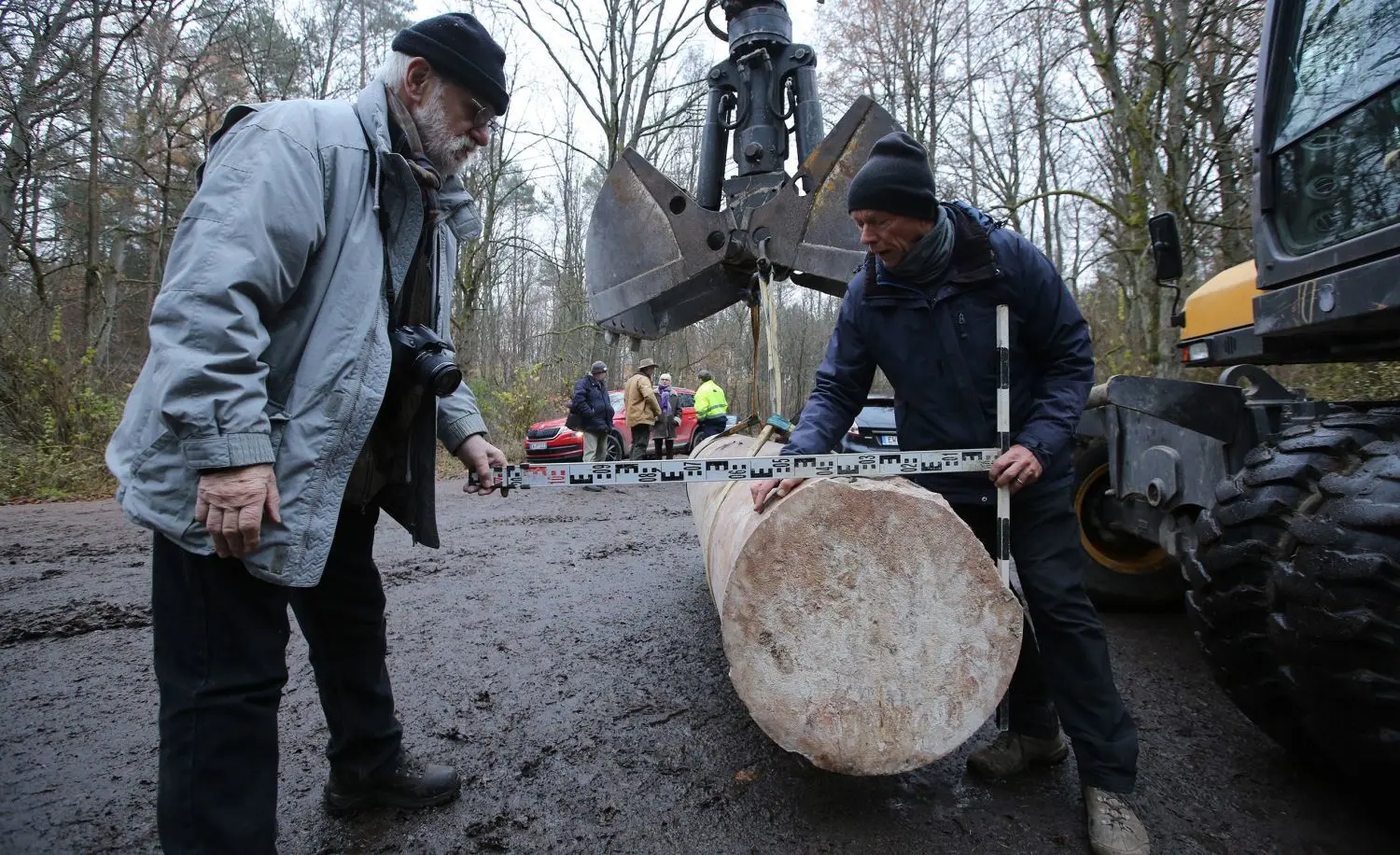 Helmut Suter und Ulrich Wiegman vermessen die Säule. Sie ist bei der Sprengung 1945 ins Kellergeschoss gerutscht.