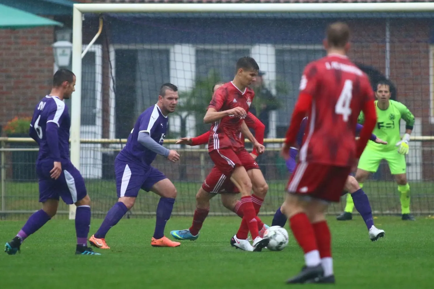 Paul Bechmann (am Ball) spielt seine zweite Saison im Männerbereich. Inzwischen ist der Schlaks 19 Jahre alt und zieht die Aufmerksamkeit auf sich.