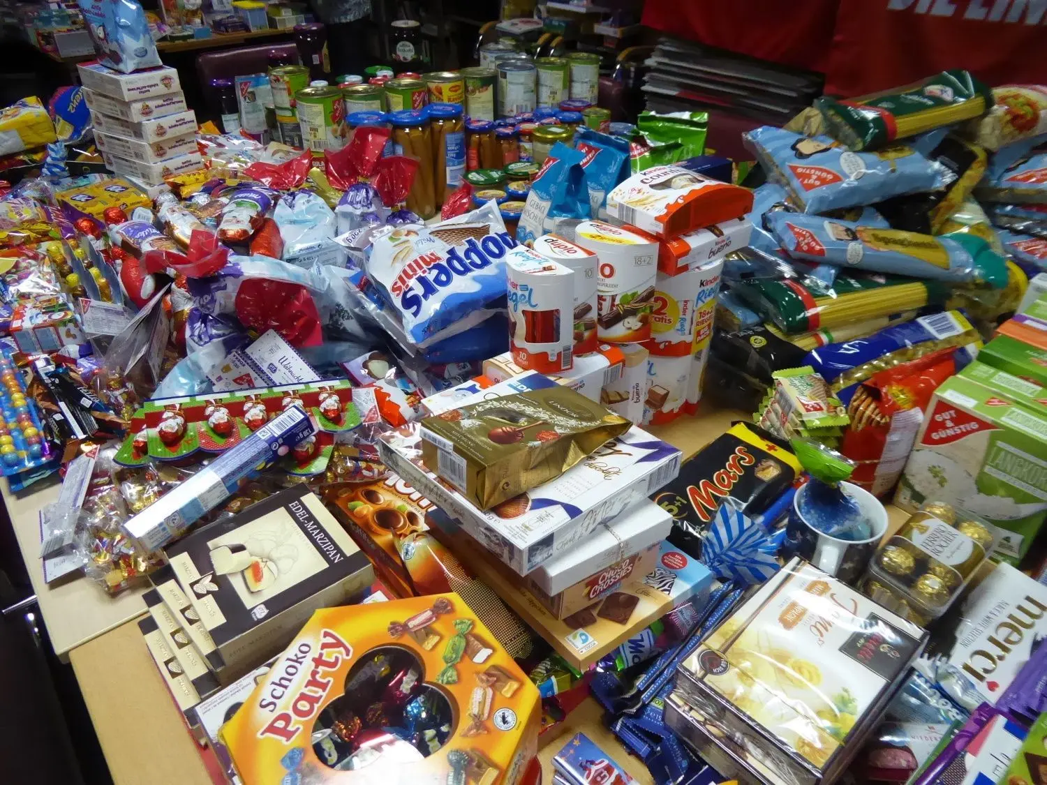 In der Sammelstelle stapelten sich die Spenden.