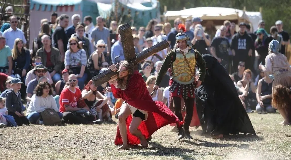 Leidensweg als Schauspiel: Zahlreiche Besucher verfolgen das Passionsspiel. Es ist neben dem Drachenritt und dem Winteraustreiben eine der Aufführungen beim Oster-Kloster-Fest in Chorin.