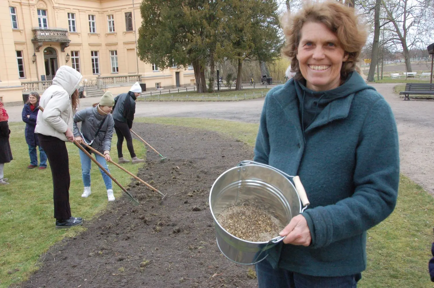 Blühstreifen: Susanne Altvater präsentiert das Saatgut des Nabu mit 30 unterschiedlichen Wildblumen, die am 2. April vor dem Schloss Altranft ausgesät wurden.