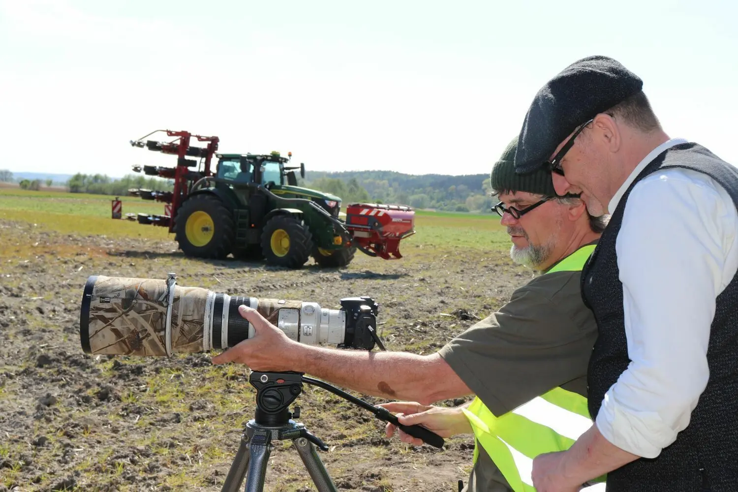 Wo sind die Kiebitz-Gelege? Naturschutzhelfer Jens-Werner Dettmann und Gregor Beyer, Leiter des Amtes für Landwirtschaft und Umwelt MOL, auf einer landwirtschaftlichen Fläche von Georg Oehlerking bei Hohenwutzen.