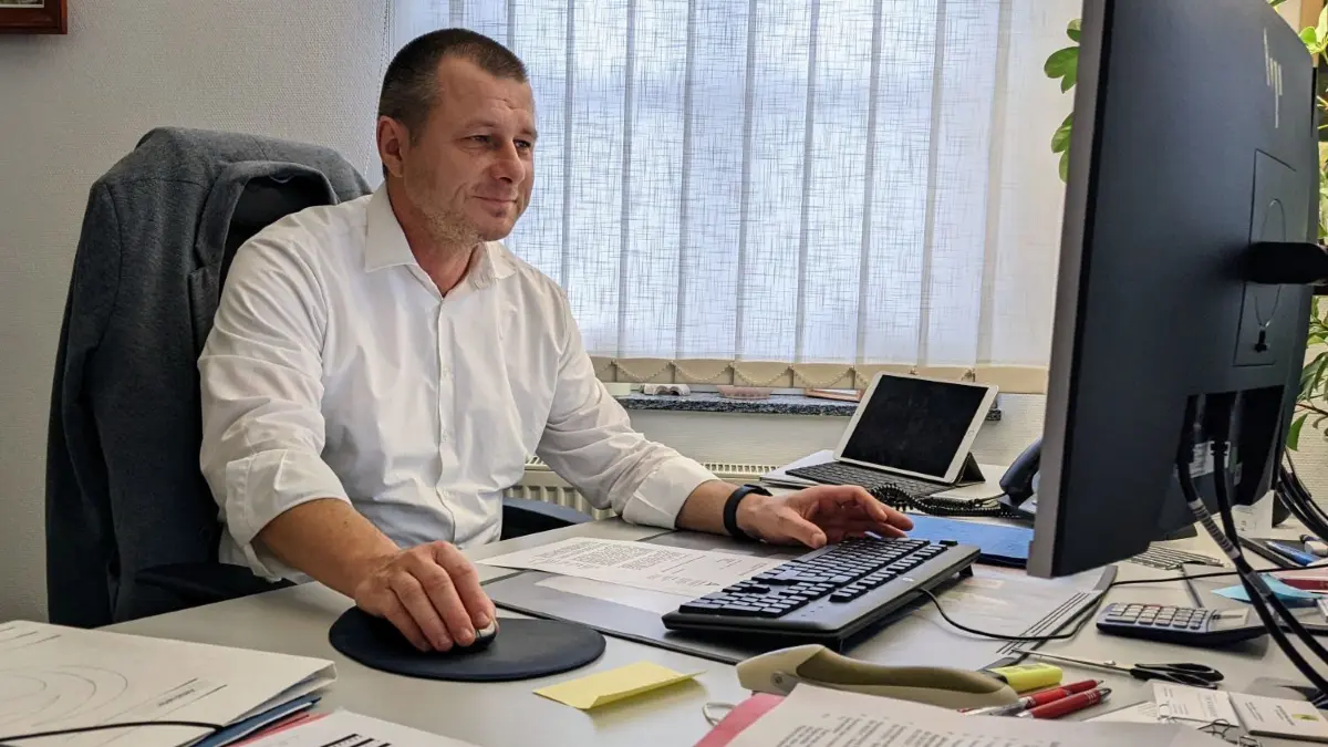 Viel zu tun: André Nedlin, Amtsdirektor von Biesenthal-Barnim, an seinem Schreibtisch im Rathaus. Die Verwaltung blieb trotz Corona arbeitsfähig. Kitas im Amt mussten aber zeitweise schließen.⇥
André Nedlin, Amtsdirektor Biesenthal-Barnim, 4.12.21