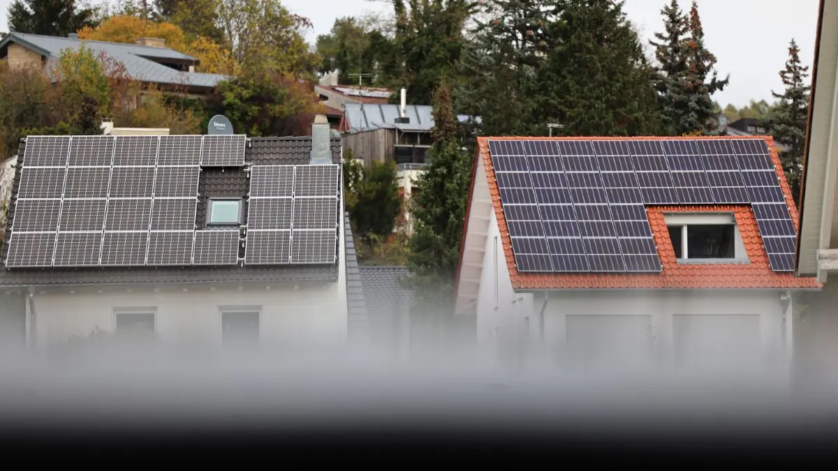 Vorbildlich sind die Dächer dieser Häuser mit Solarmodulen bestückt. So sollte es noch auf viel mehr Häusern, Industrieanlagen und Gewerbehallen aussehen.
Photovoltaik Solaranlage