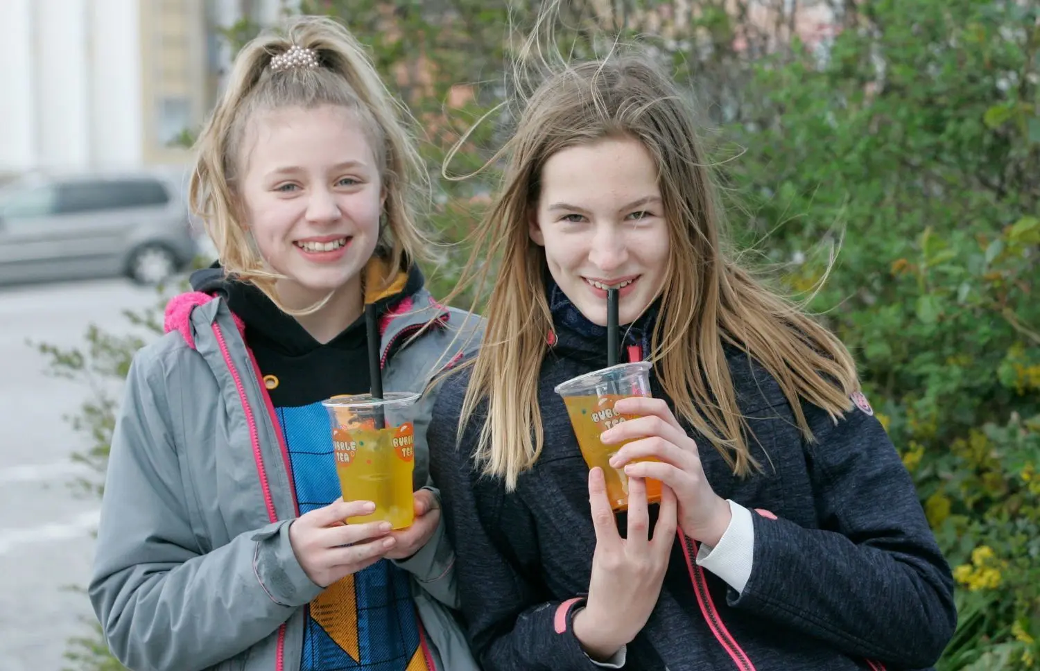Genießen ihren Bubble-Tea: Amelie (11) mit der Geschmacksrichtung Erdbeer-Litschi und Paula (11) mit Erdbeer-Pfirsich