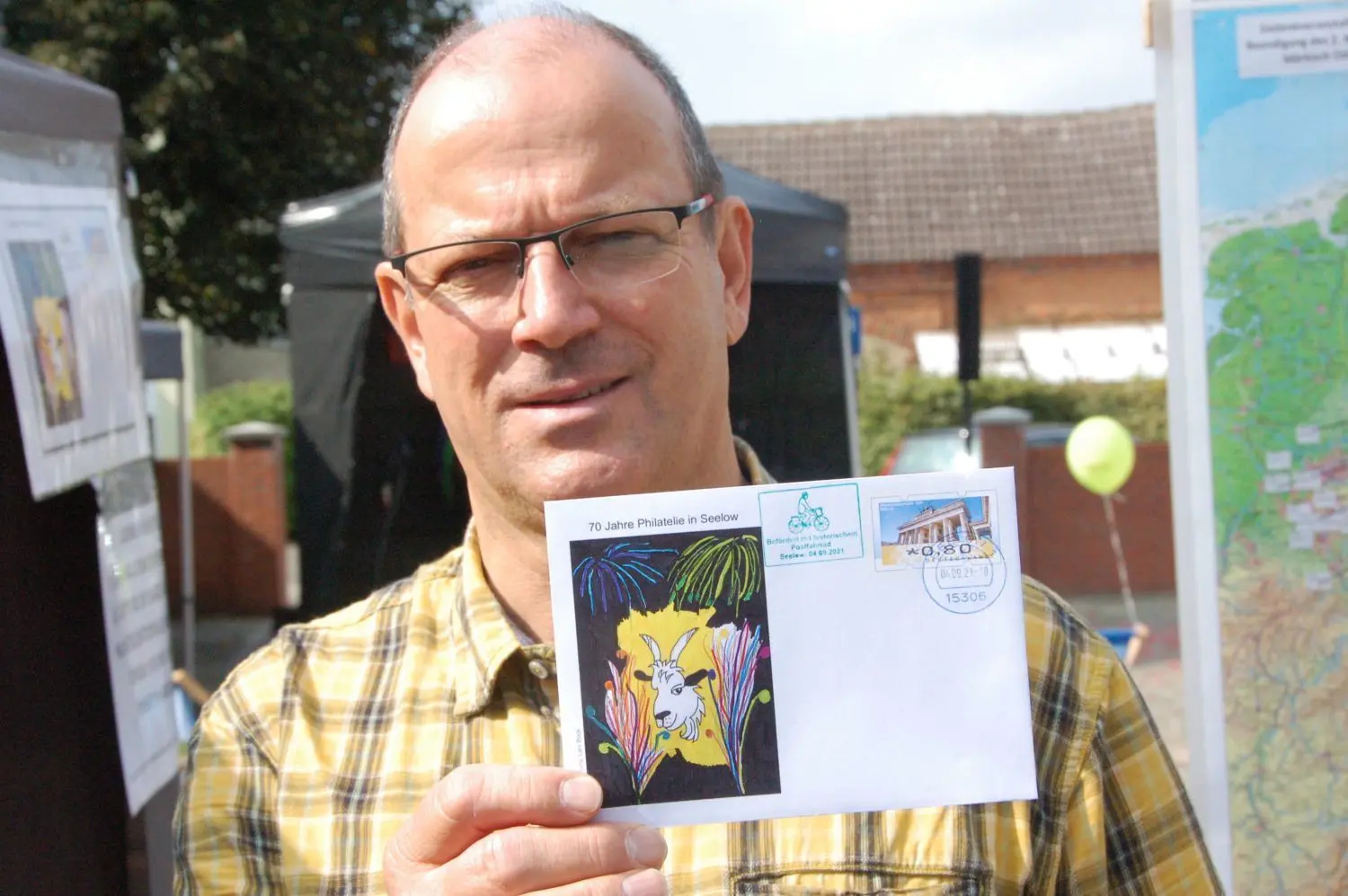 Extra-Ausgabe: Thomas Dräger vom Phlatelistenclub Seelow mit der "Ganzsache" für die Kulturfesttage. Das Bild ist von Leni Bock vom Seelower Gymnasium.