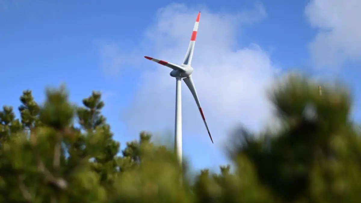 Ein geplantes Windrad beim Einkorn erhitzt in Michelbach die Gemüter. ⇥
ARCHIV - 20.04.2021, Baden-Württemberg, Seebach: Auf der Hornisgrinde im Nordschwarzwald steht ein Windrad. Im Vordergrund ist ein Teil der Vegetation des Hochmoores zu sehen. (zu dpa: «Umweltministerin: «Noch keine Bauanträge - Hauk sorgt sich um Windkraft im Staatswald») Foto: Uli Deck/dpa +++ dpa-Bildfunk +++