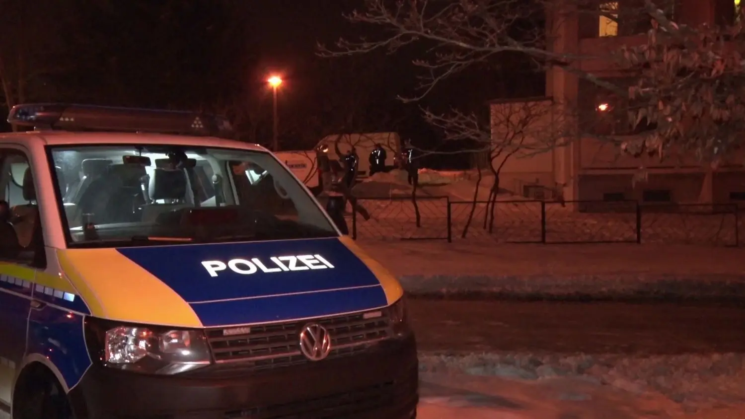 In der Werderaner Schubertstraße kam eine Frau zu Tode. Die Polizei ermittelt.