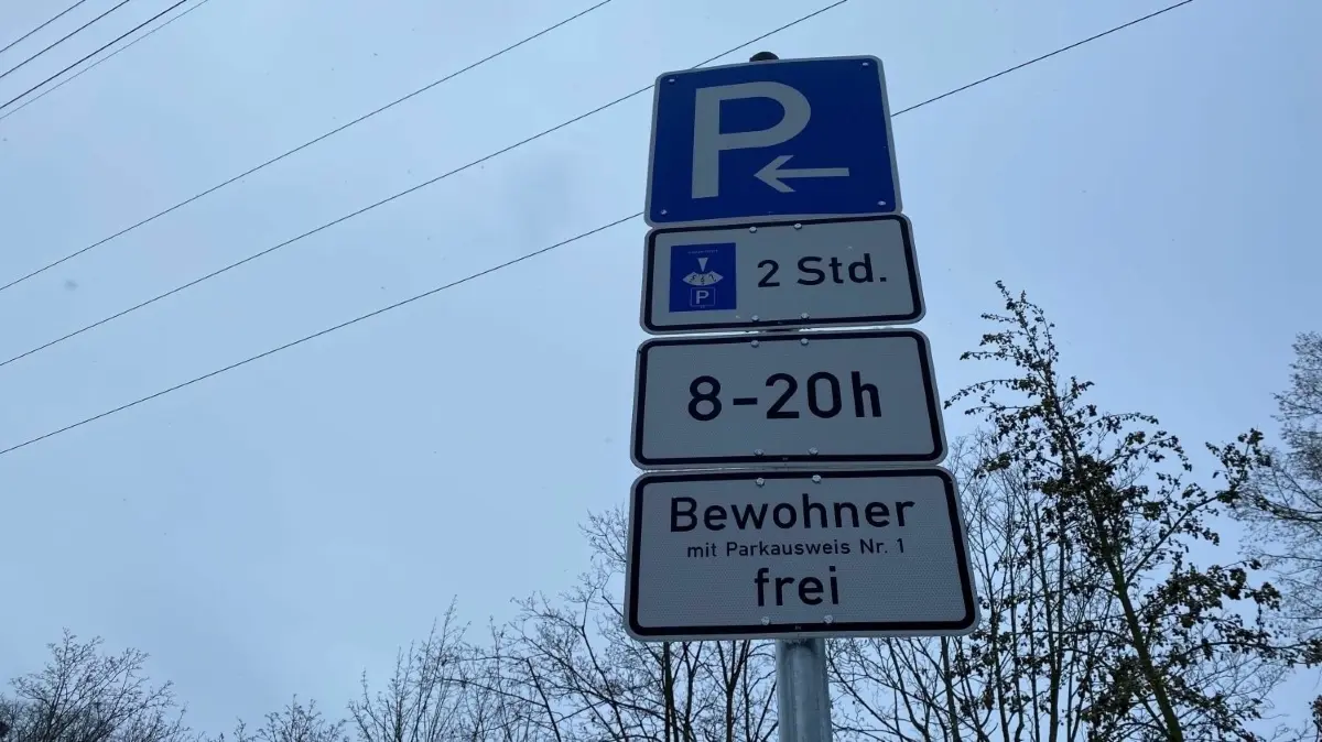 Das Parkkonzept an der Bötzowstraße besagt, dass Fahrzeuge zwei Stunden kostenfrei parken dürfen. Anwohnende können einen Anwohnerparkausweis beantragen. Doch der nützt ihnen wenig, wenn die umliegenden Parkplätze von Besuchern des Stadtbads genutzt werden.
Stadtbad Hennigsdorf
Anwohnerparkzone in der Bötzowstraße
November 2023
