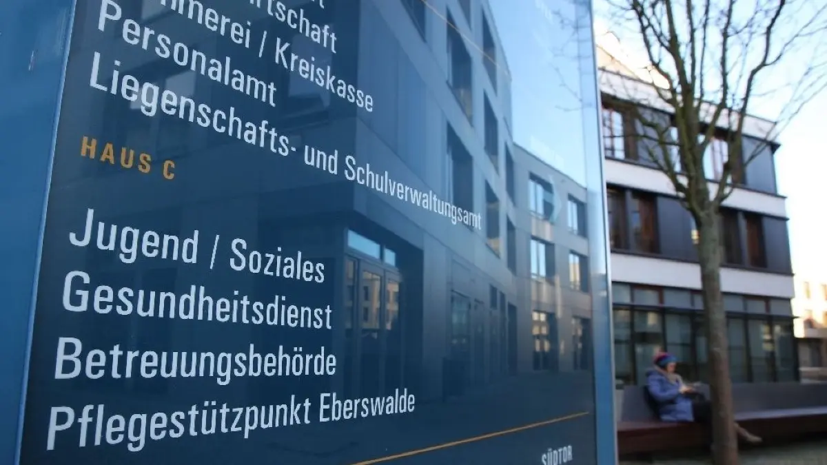Da entlang zum Jugendamt: Die im Paul-Wunderlich-Haus in Eberswalde angesiedelte Barnimer Behörde steht in Sachen Kinderschutz derzeit in der Kritik.
Hinweissäule vor der Kreiserwaltung Barnim in Eberswalde am 16.01.2020