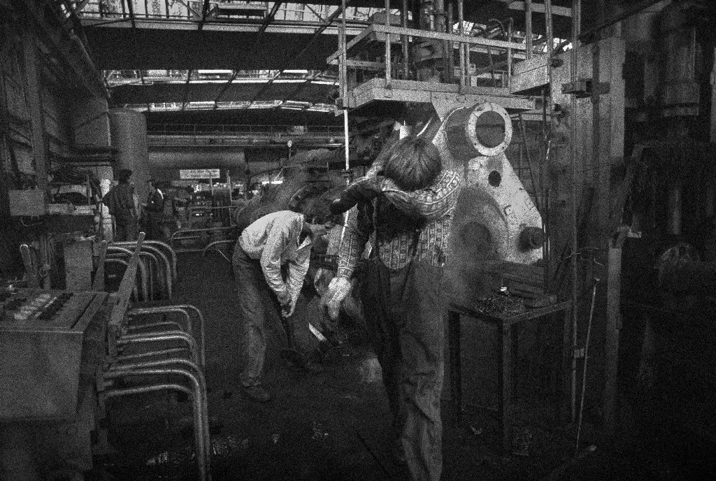 Hartes Brot: Erschöpfte Arbeiter 1983 im VEB Berliner Metallhütten- und Halbzeugwerke.  Die Produktion wurde nach der Wende 1990 eingestellt. Inzwischen steht auf dem Areal in Schöneweide ein Möbelhaus und ein Sportartikelgeschäft.