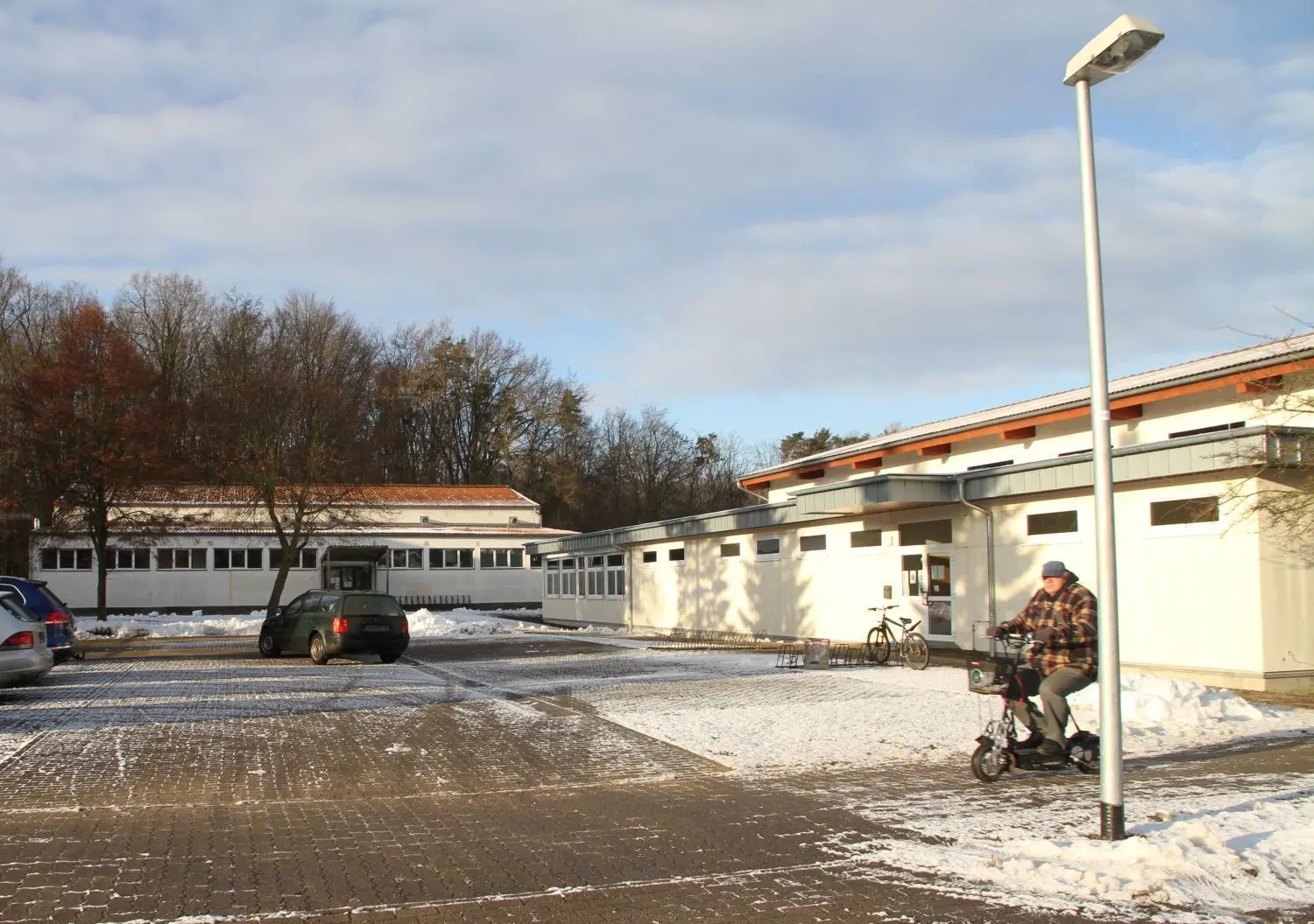 Steht ebenfalls mit im frisch beschlossenen Haushaltsplan der Gemeinde: Der Umbau der großen Neuhardenberger Sporthalle (hinten) zur Mehrzweckhalle.