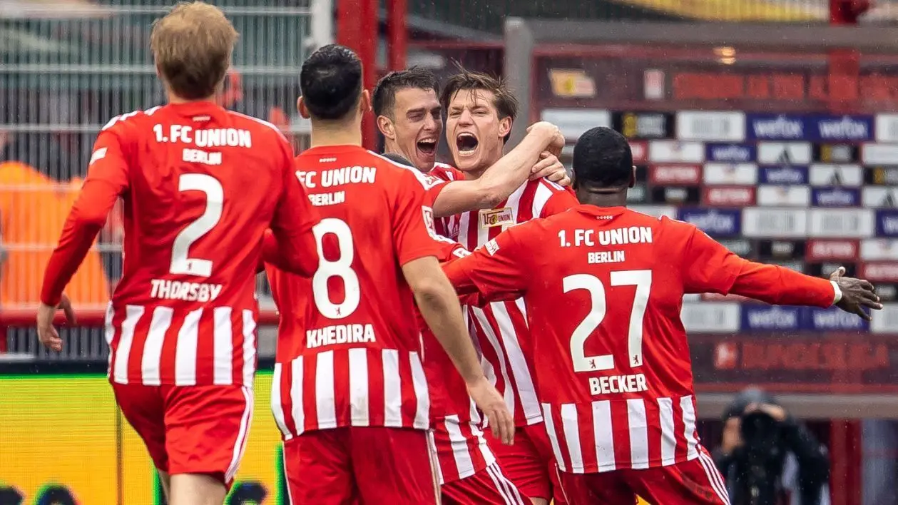 Mit einer Leistungssteigerung in der zweiten Halbzeit besiegte der 1. FC Union Berlin den VfB Stuttgart deutlich mit 3:0. Nach diesem Spieltag in der Fußball-Bundesliga haben die Eisernen sechs Punkte Vorsprung im Kampf um die Qualifikation für die Champions League.