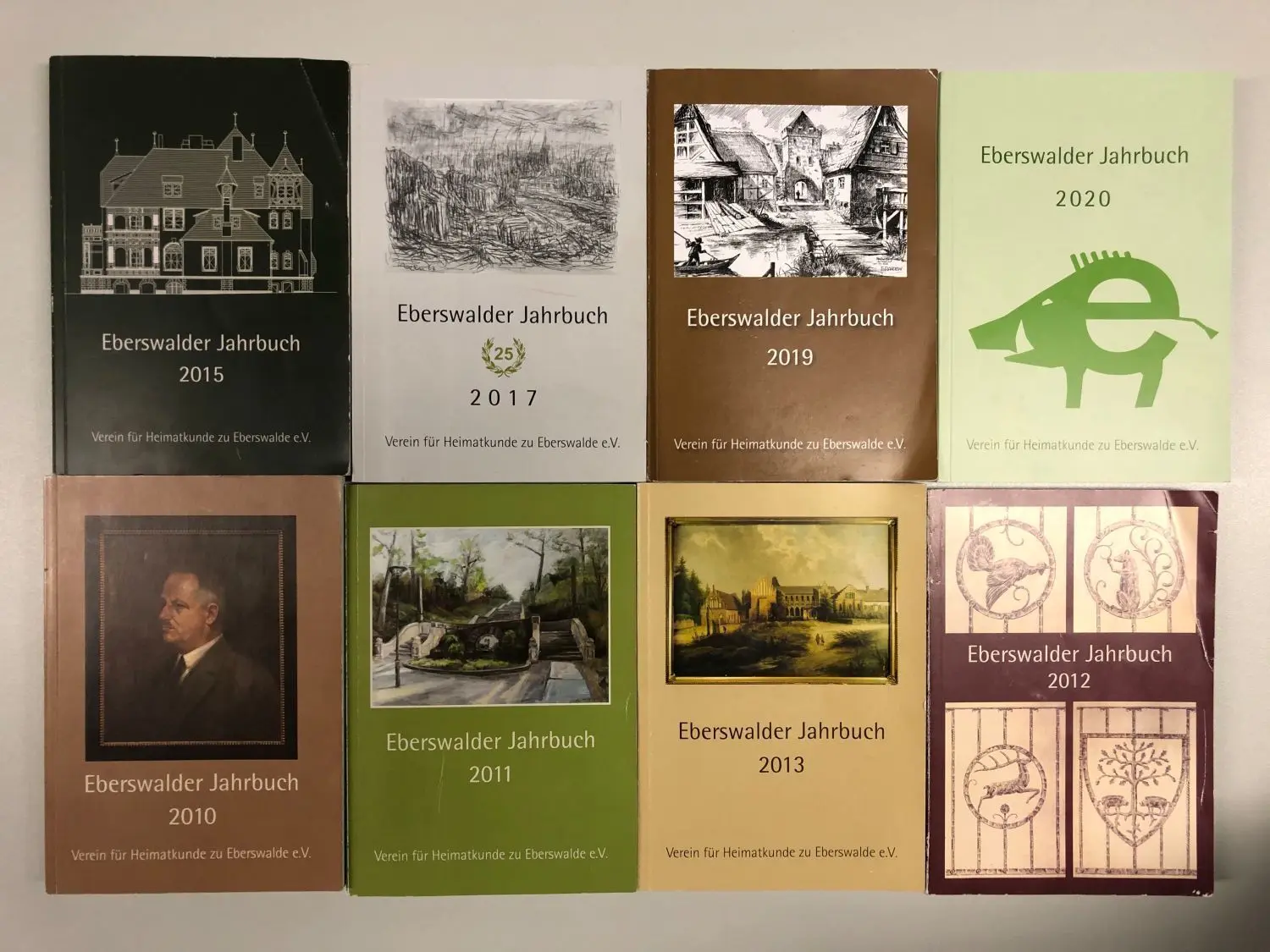 Nicht nur optisch bunt: Dies ist ein Konvolut  an Eberswalder Jahrbüchern – alle herausgegeben vom Verein für Heimatkunde zu Eberswalde. Die jüngste Publikation ist oben rechts zu finden.