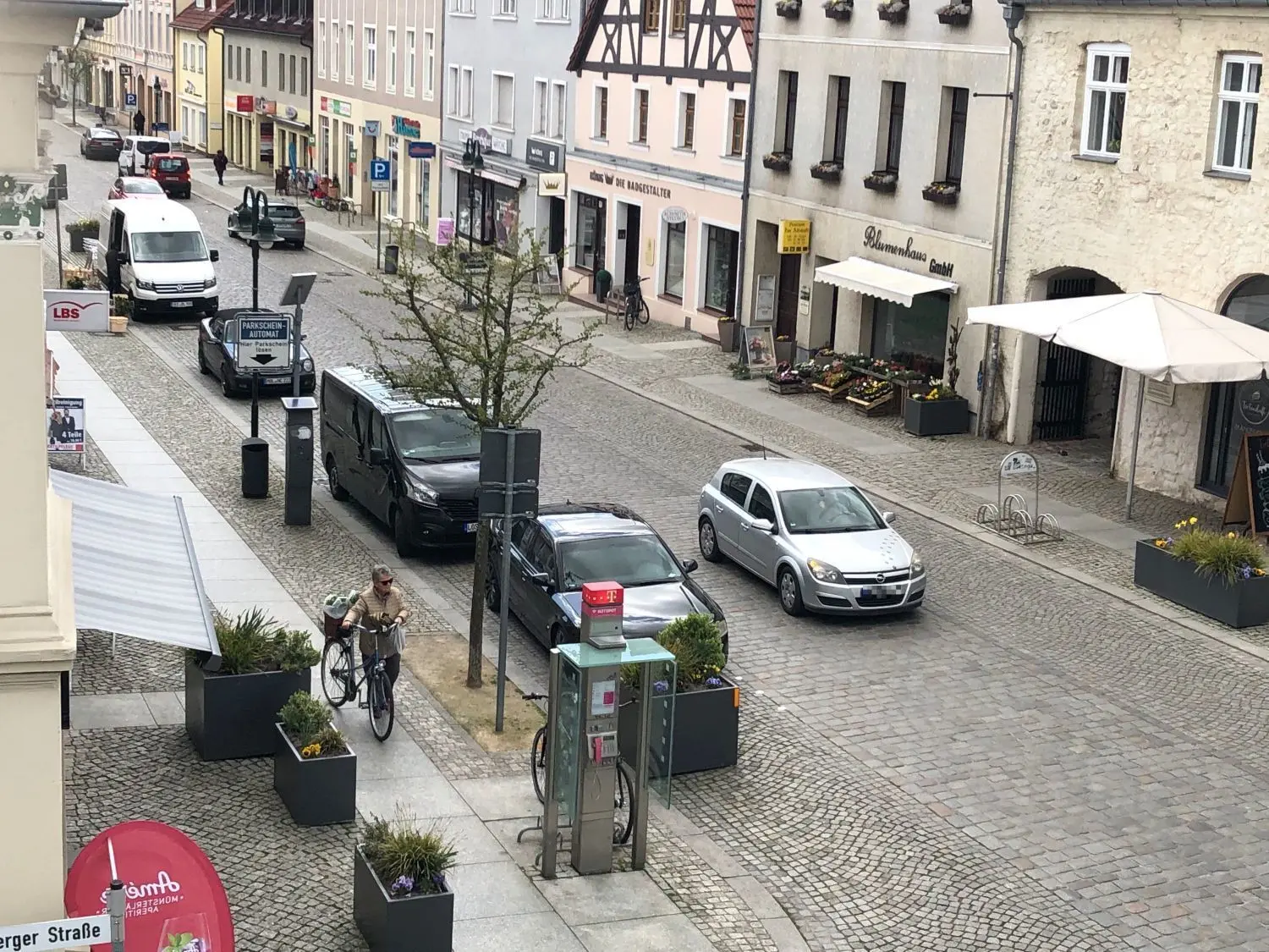 Belebung erwünscht: Noch bestimmen Autos die Strausberger Altstadt.