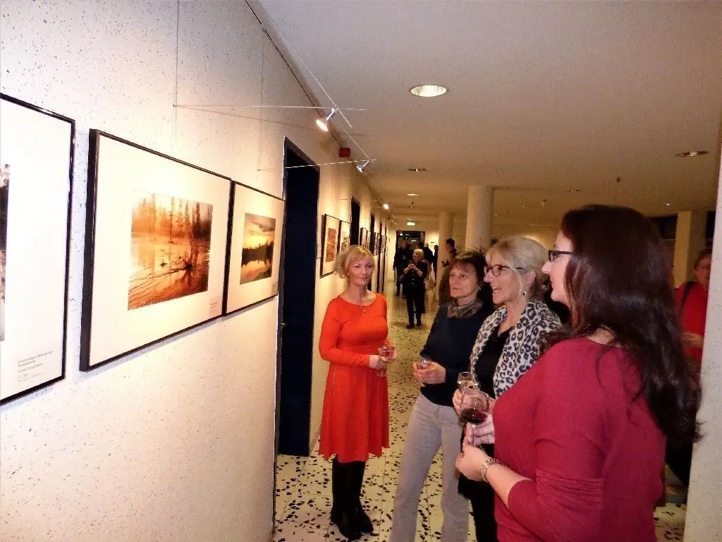 Interessierte Besucher: Die Ausstellung ist zu den Öffnungszeiten des Berufsförderungwerkes in Mühlenbeck zu sehen.