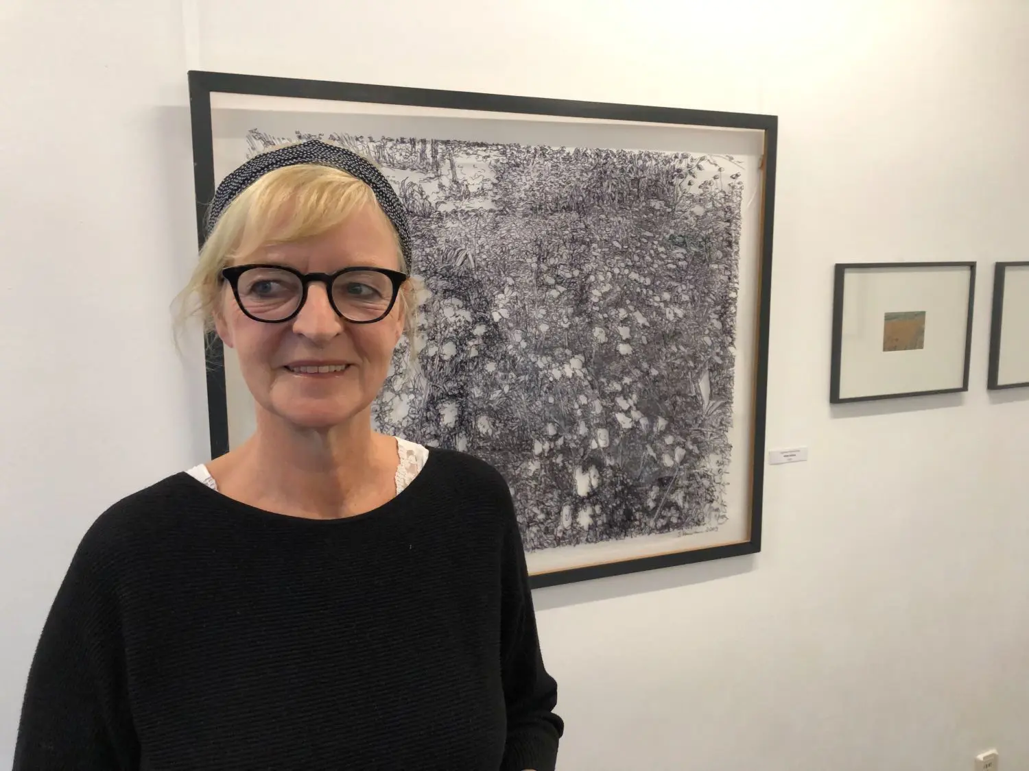 Susanne Pomerance zeigt unter anderem ihr Bild „Wilde Möhren“ auf Plexiglas. Sie nimmt die Scheibe mit in die Natur und malt vor Ort.