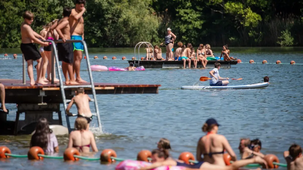 Die Rettungsschwimmer des DLRG und die Wasserwacht des DRK warnen davor Kinder unbeaufsichtigt zu lassen.
02.06.2020, Baden-Württemberg, Plüderhausen: Menschen genießen den sonnigen Tag am Badesee in Plüderhausen. Foto: Christoph Schmidt/dpa +++ dpa-Bildfunk +++
