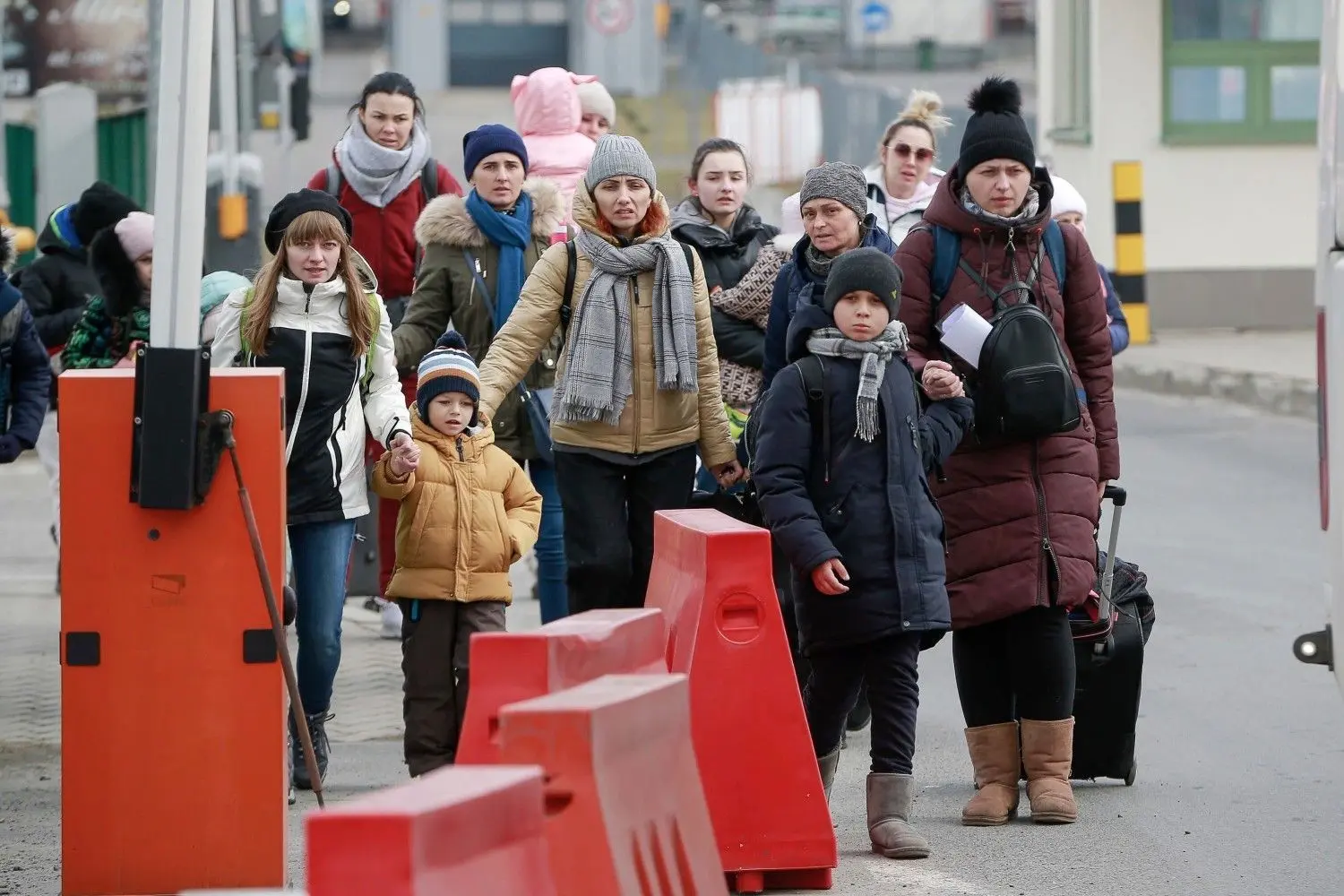 Viele Frauen und Kinder kommen nach ihrer Flucht aus der Ukraine am Grenzübergang an.