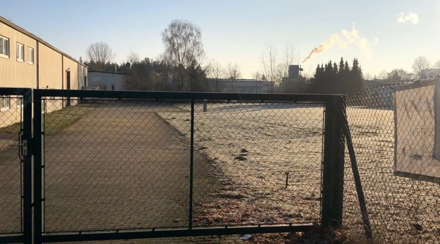 Das Transparent mit der Aufschrift „Anaveda“ hängt nur noch lieblos am Zaun. Die ehemalige Produktionsstätte von veganen Spezialitäten steht zum Verkauf.