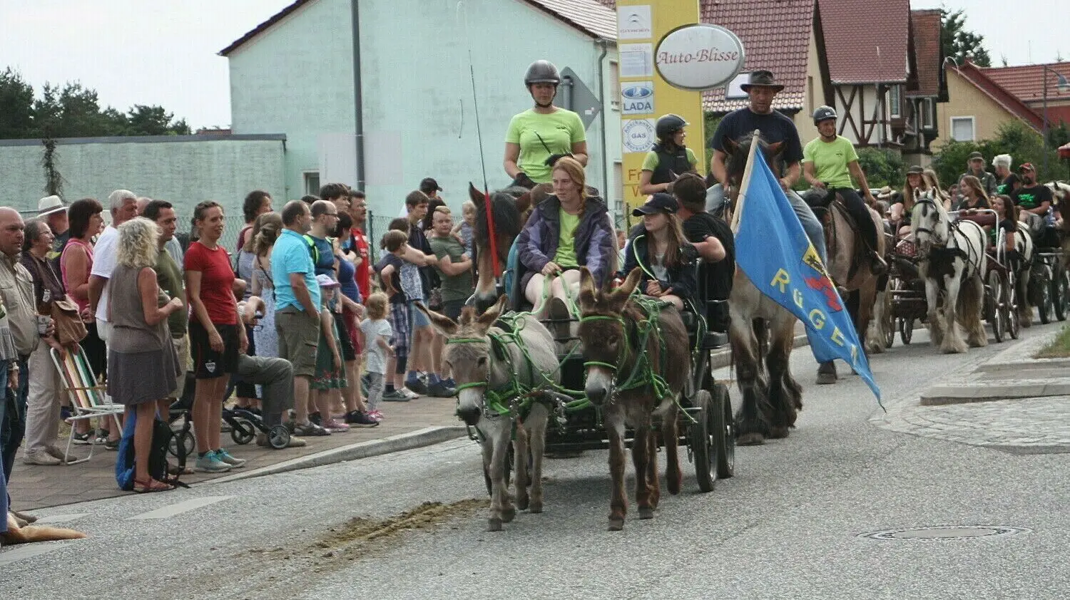 In Scharen säumten die Besucher die Straßen, als sich der Umzug durch Brück bewegte.