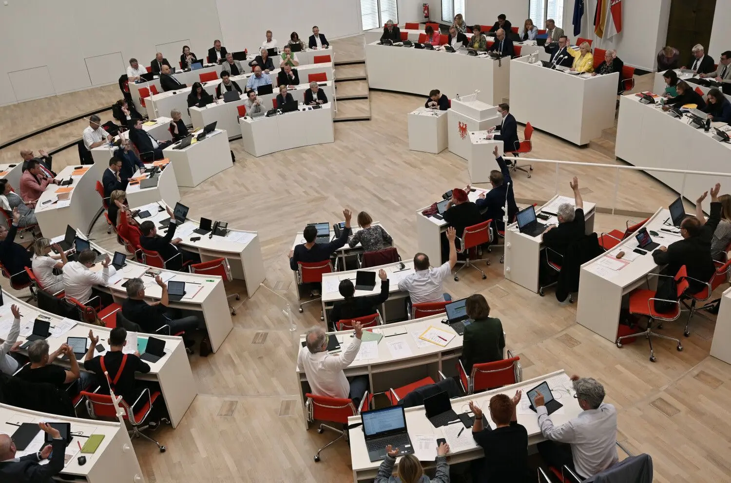 Landtag beschließt mit knapper Mehrheit die Verfassungsänderung. Die drei Koalitionsfraktionen von SPD, CDU und Grünen sowie die oppositionelle Linksfraktion haben die notwendige Zweidrittel-Mehrheit erreicht.