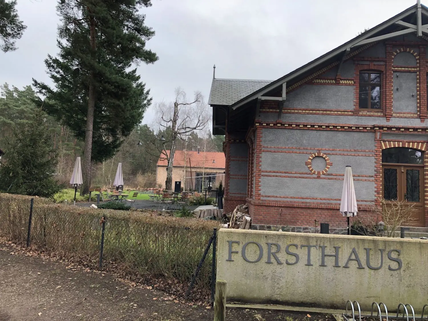 Blick in den Garten des Forsthauses. Auch er soll umgestaltet und künftig sogar für Trauungen genutzt werden.