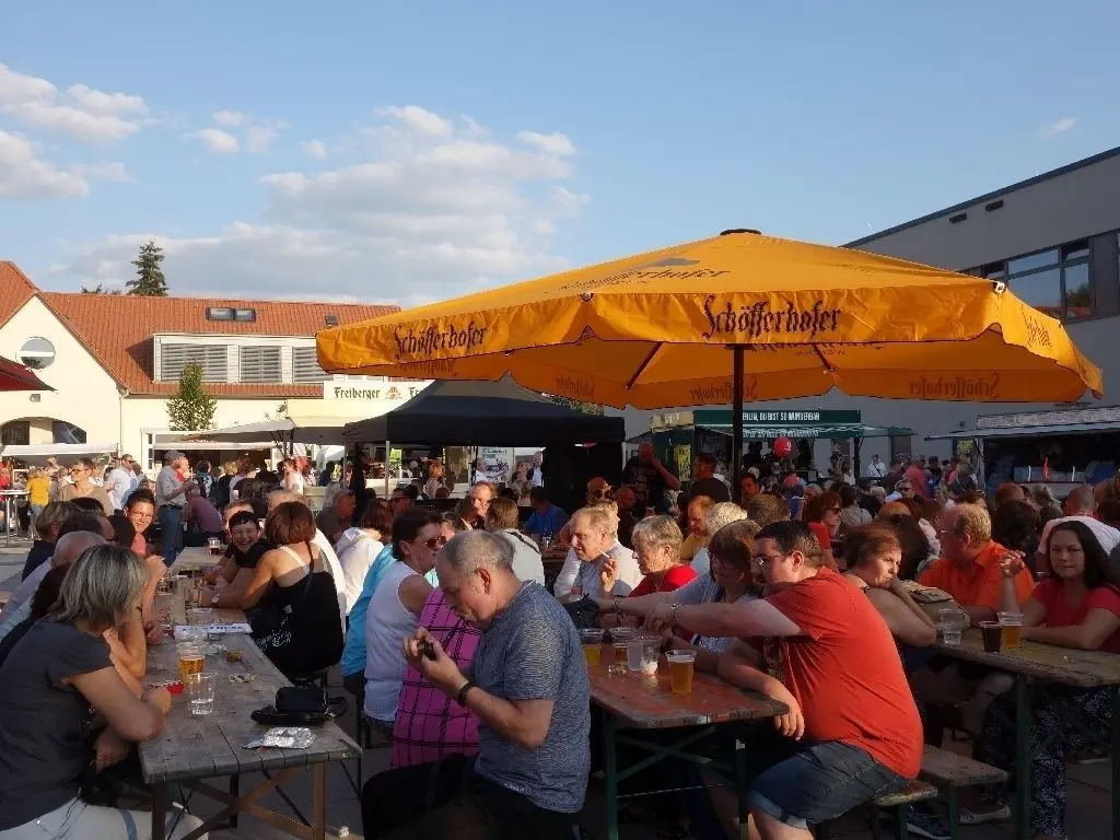 Die Bierbänke waren tagsüber und auch abends gut gefüllt.