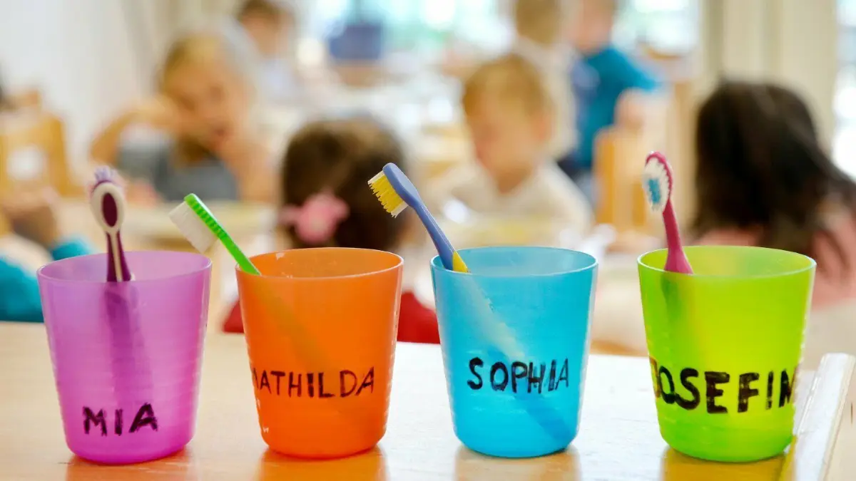 Kindertagesstätten: Hier wird der Grundstein für Bildung gelegt. Zum Aktionstag am 15. Mai in Brandenburg machen viele Kitas – so auch in Wriezen, Seelow und Bad Freienwalde – auf den drohenden Kita-Kollaps aufmerksam.
ARCHIV - 17.04.2016, Nordrhein-Westfalen, Düsseldorf: ILLUSTRATION - Zahnbürsten und Zahnputzbecher mit den Vornamen der Kinder stehen in einer Kindertagesstätte auf einem Tisch. Der Landtag beschäftigt sich am MIttwoch mit der Einbringung des reformierten Kita-Gesetzes. Foto: Monika Skolimowska/dpa +++ dpa-Bildfunk +++ | Verwendung weltweit