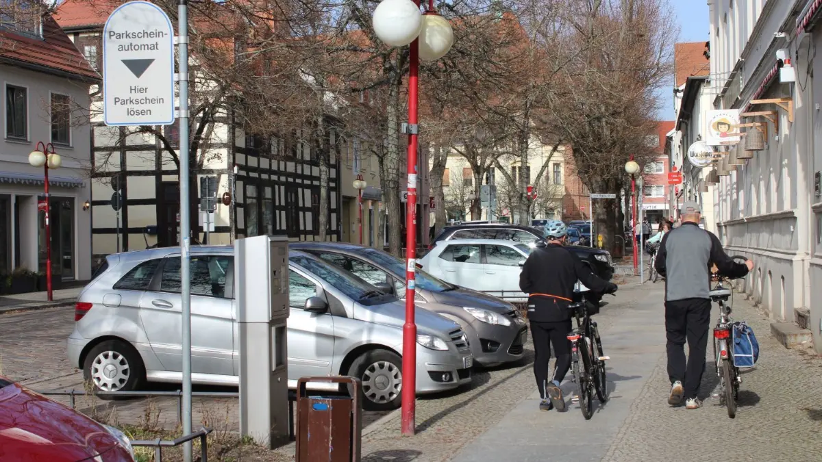 Ein Handwerkerparkausweis nach Berliner Vorbild würde Betriebe bei der Ausführung von Aufträgen von den Parkgebühren entlasten, wäre aber keine Garantie für einen freien Parkplatz.
Brauerstraße in Bernau