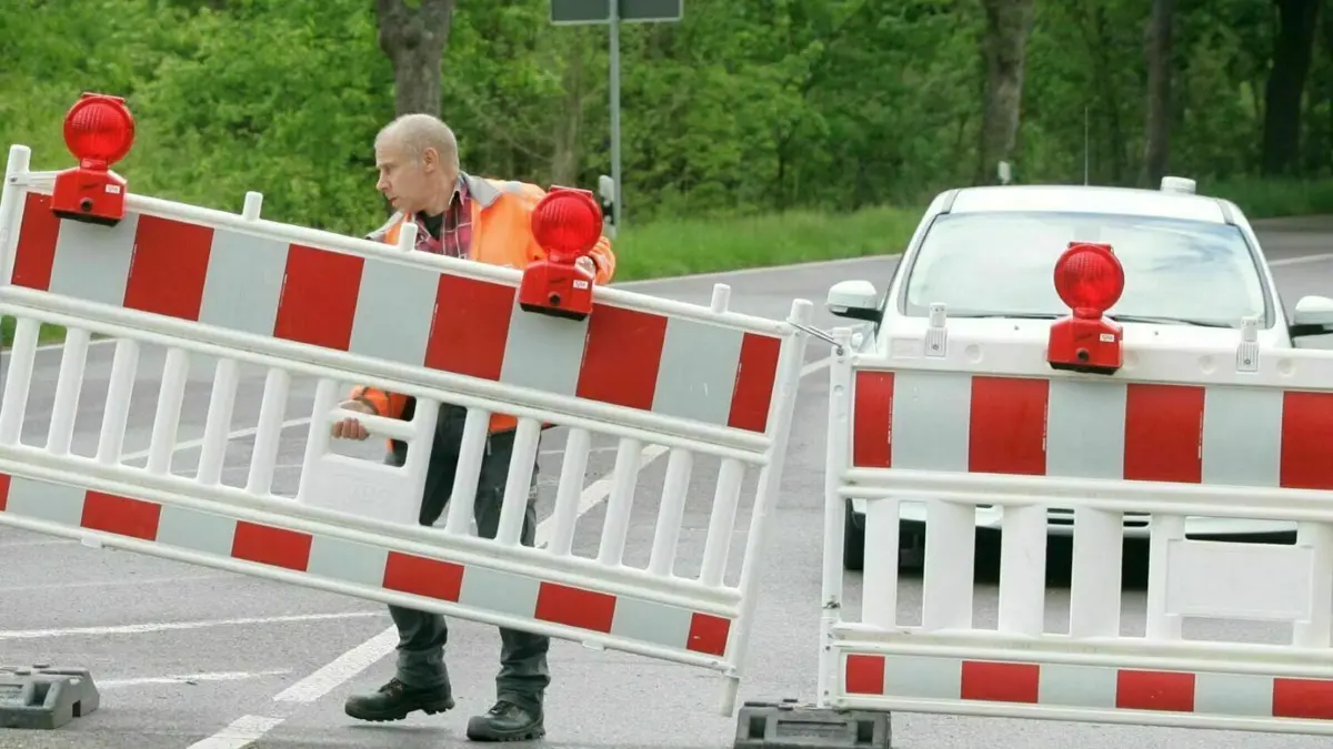 Es kommt zu großräumigen Sperrungen in Eisenhüttenstadt (Symbolbild). Auch die B112 ist betroffen.
20. Mai 2021 Sperrung wegen Straßenbau Ortsdurchfahrt für Brieskow-Finkenheerd ist aufgehoben, Freigabe der Ortsdurchfahrt Lindenstraße hier am Abzeig Hauptstrasse/Gubener-Strasse Richtung Gr. Lindow. alte B112