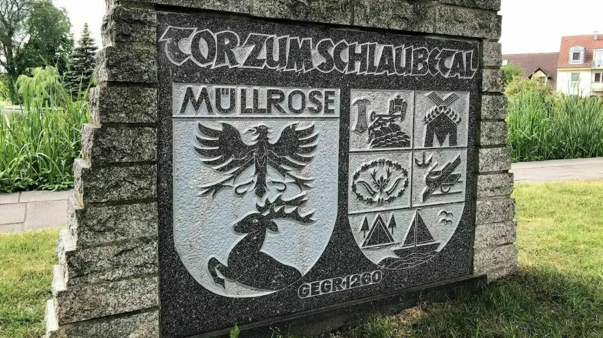 Seepromenade: Die Stadt Müllrose wirbt damit, „Tor zum Schlaubetal“ zu sein. Der Arbeit der Stadtverordnetenversammlung fehlt es aber an Transparenz.
Müllrose. Seepromenade. Tor zum Schlaubetal. 06.06.2022. Foto: Frank Groneberg
Einverständnis für Veröffentlichung wurde mündlich erteilt.