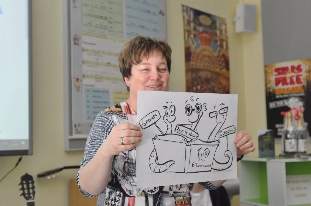 Über eine passende Schnellzeichnung von Charlotte Hofmann konnte sich die Granseer Bibliotheksleiterin Irina Richter freuen.