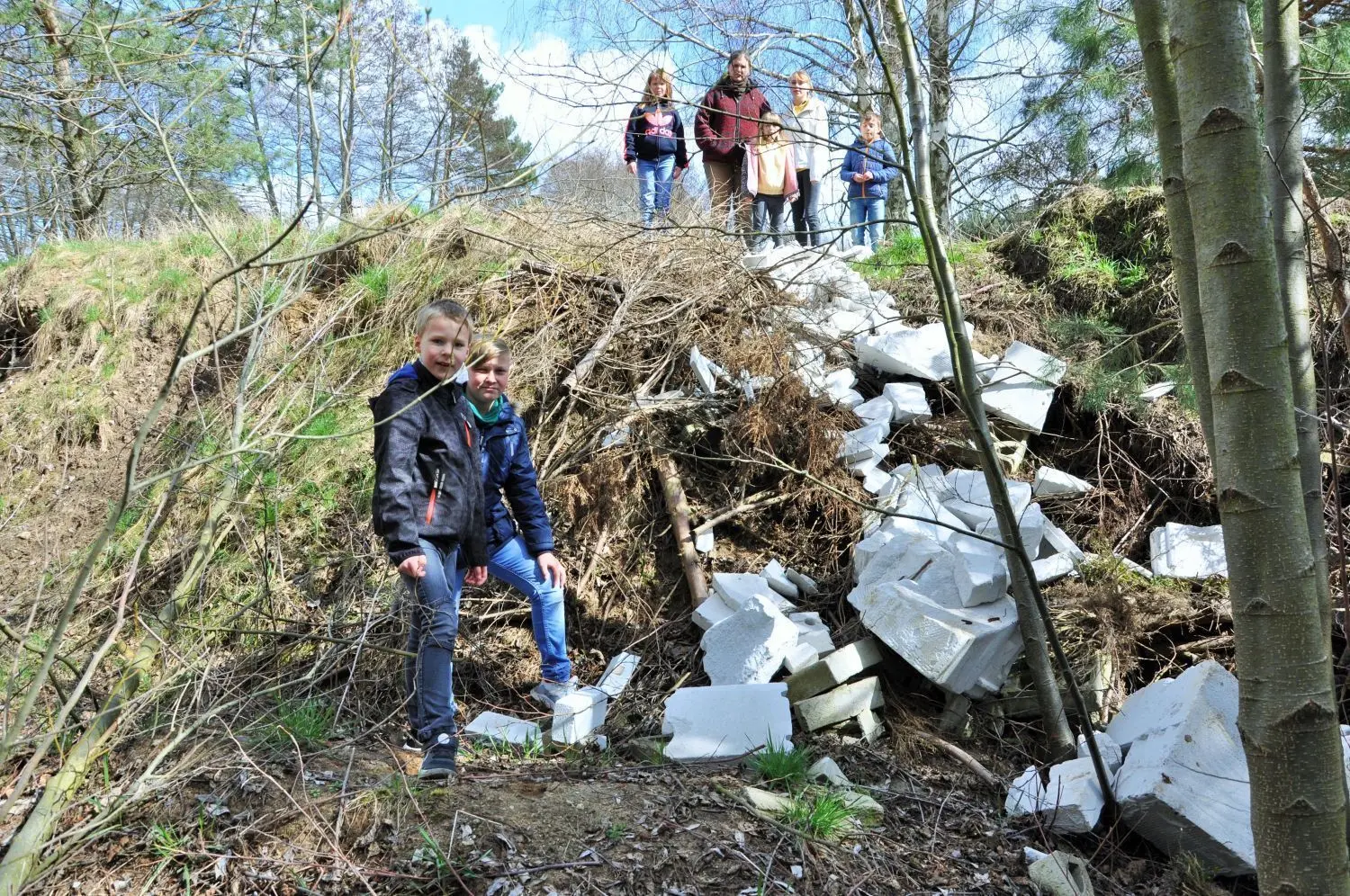Unter anderem diese Bausteine aus Porenbeton haben die Kinder vom Kinderbauernhof Arensdorf im Wald gefunden (v. l. unten Arnas und Brian, oben Marina, Erzieherin Kerstin Leser, Gabriella, Celina und Lucas)