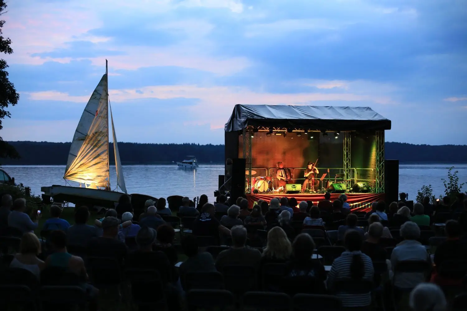 Abendstimmung mit Musik: In der Region gab es am Wochenende wohl kein romantischeres Plätzchen als die Bühne am Werbellinsee von Altenhof, wo an zwei Abenden zum Liedersommer eingeladen wurde.