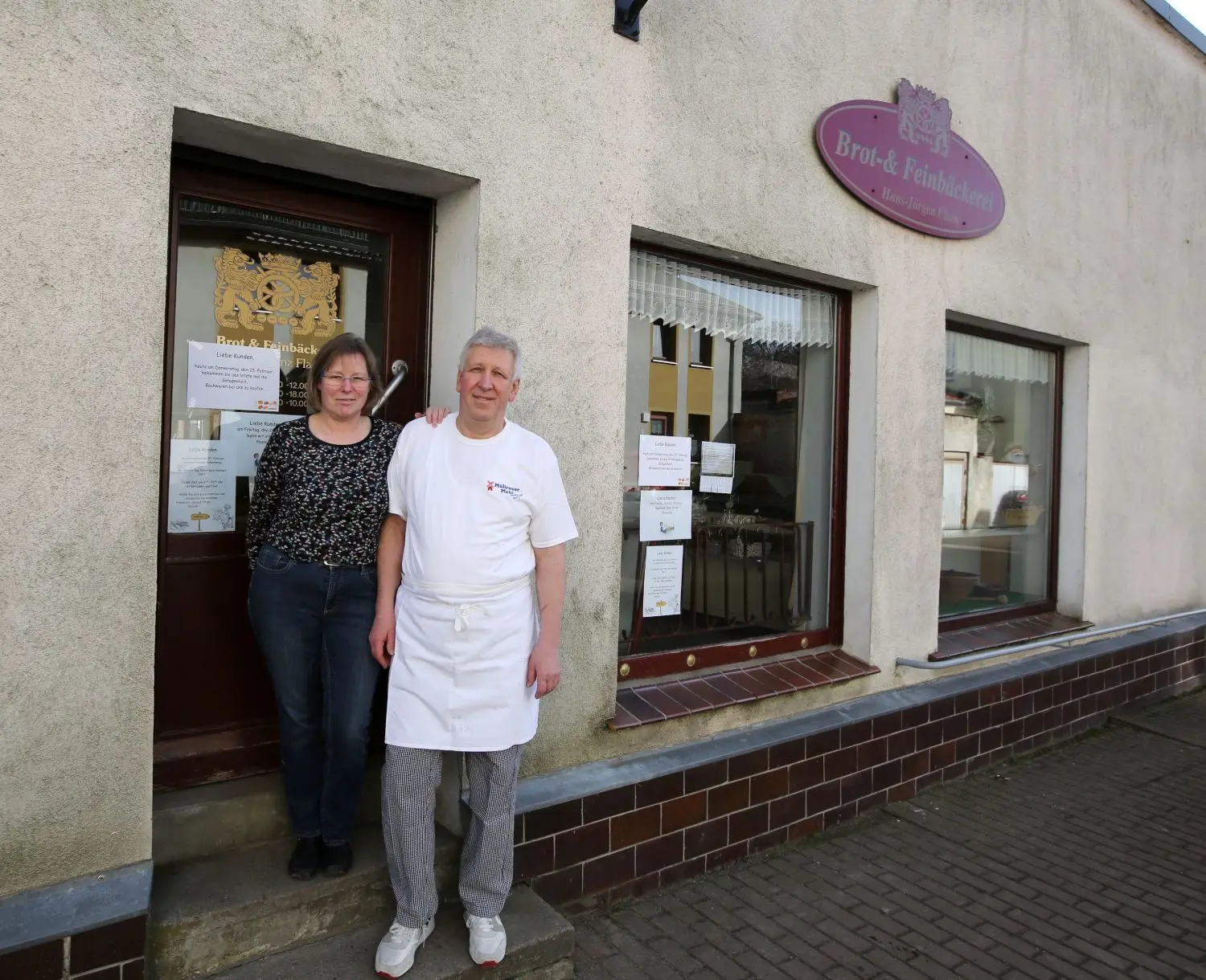 Ilona und Hans-Jürgen Flach vor ihrer Bäckerei in Niederfinow, die nun für immer geschlossen ist.
