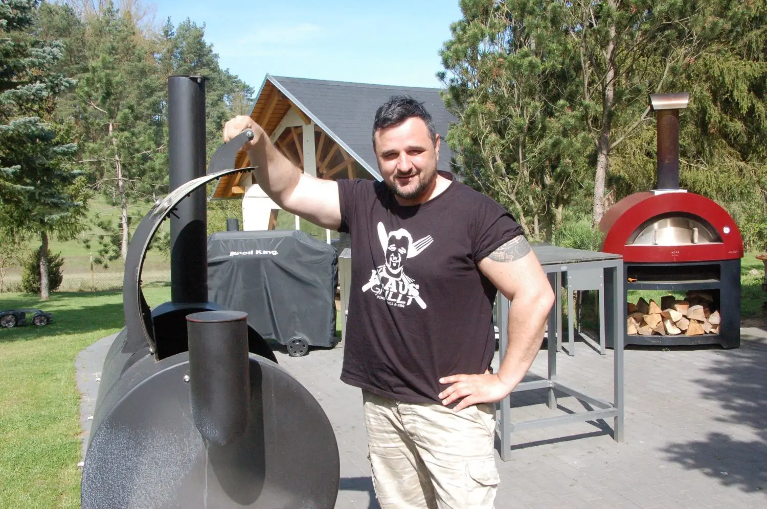 Am Smoker: Klaus Glaetzner (45) auf seinem Grundstück in Hohenwutzen.