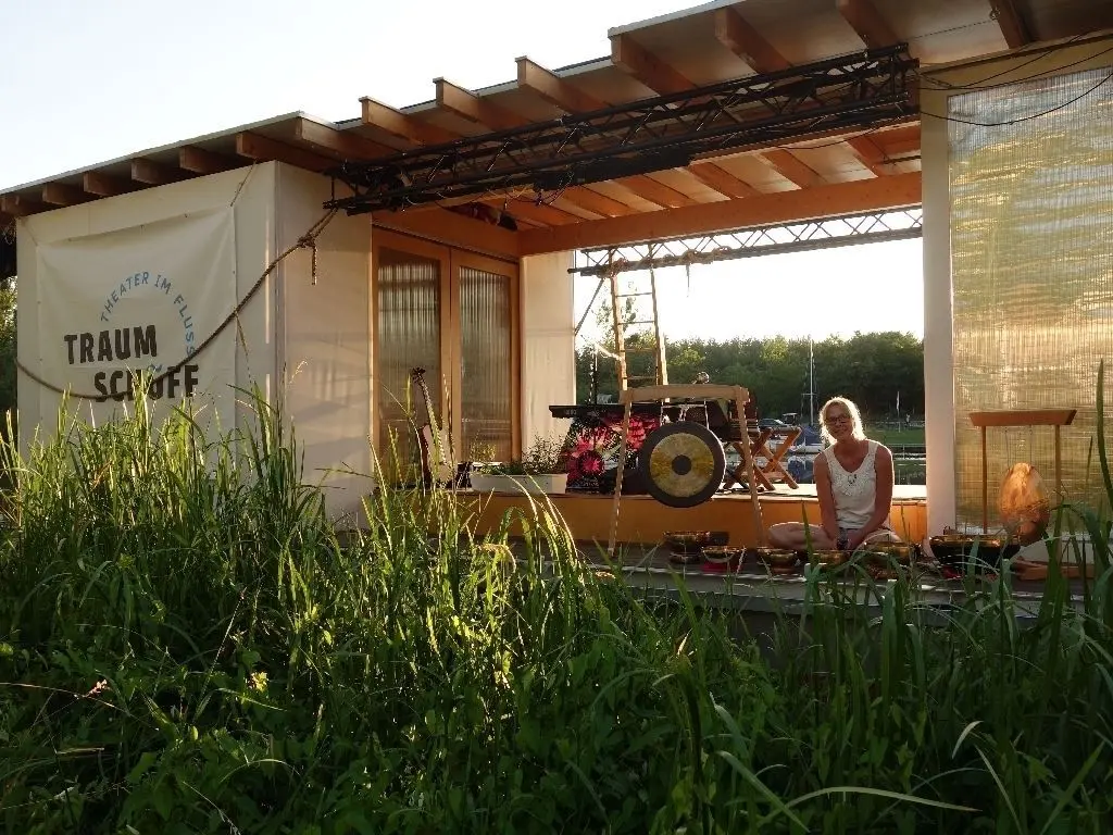 Iris Lindner entlockte auf der Bühne auf dem Traumschüff traumhafte Klänge aus Klangschalen.