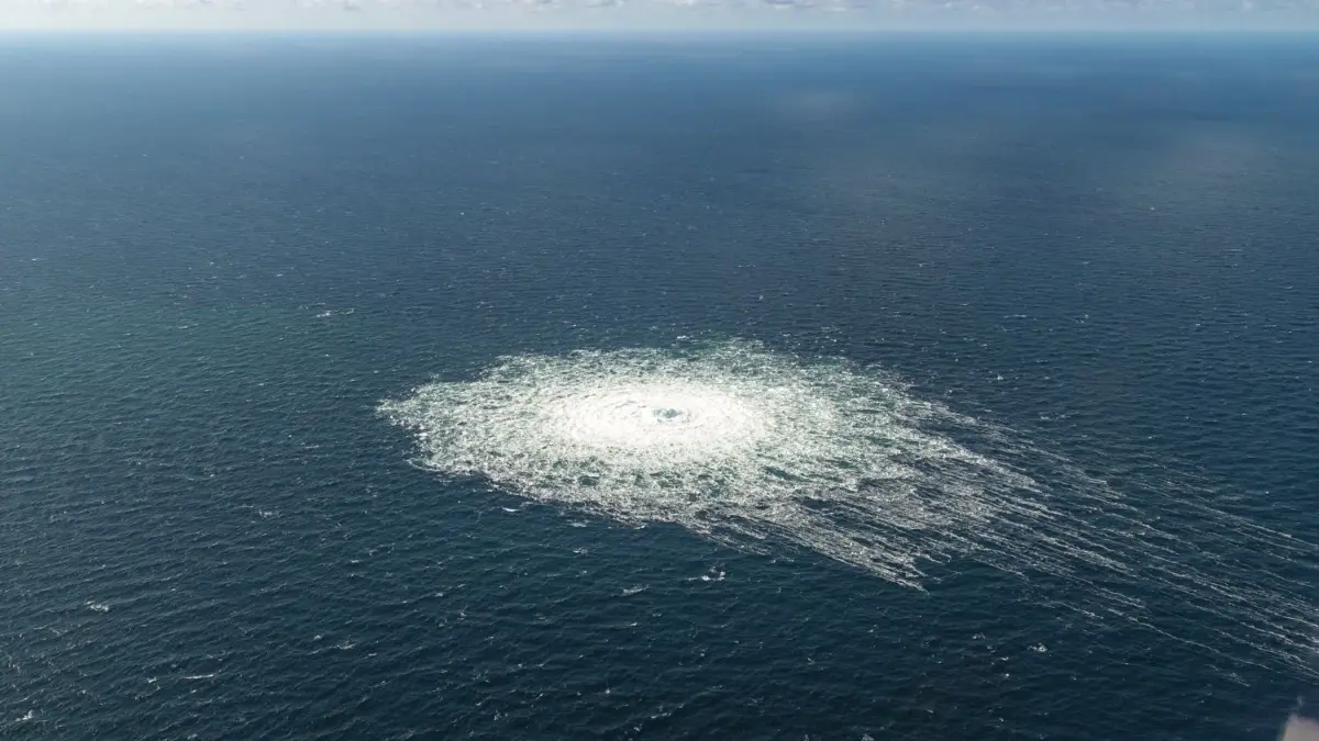 Gas sprudelt aus der defekten NordStream 2-Pipeline. Wer hinter den Anschlägen auf die Gasröhren in der Ostsee steckt, ist weiterhin völlig offen.
ARCHIV - 27.09.2022, Dänemark, Bornholm: NEU - mit Bezug zu Eilmeldung - HANDOUT - Das vom dänischen Verteidigungskommando zur Verfügung gestellte Foto zeigt das Nord Stream 2-Gasleck in der Nähe von Bornholm aus der Luft. Bei ihren Ermittlungen zu den Explosionen an den Gaspipelines Nord Stream 1 und 2 hat die Bundesanwaltschaft im Januar ein verdächtiges Schiff durchsuchen lassen. Es bestehe der Verdacht, dass es zum Transport von Sprengsätzen verwendet worden sein könnte, teilte die Karlsruher Behörde am Mittwoch auf Anfrage mit. Belastbare Aussagen zu Tätern, Motiven und einer staatlichen Steuerung könnten derzeit nicht getroffen werden. Foto: -/Danish Defence Command/dpa - ACHTUNG: Nur zur redaktionellen Verwendung im Zusammenhang mit der aktuellen Berichterstattung und nur mit vollständiger Nennung des vorstehenden Credits +++ dpa-Bildfunk +++