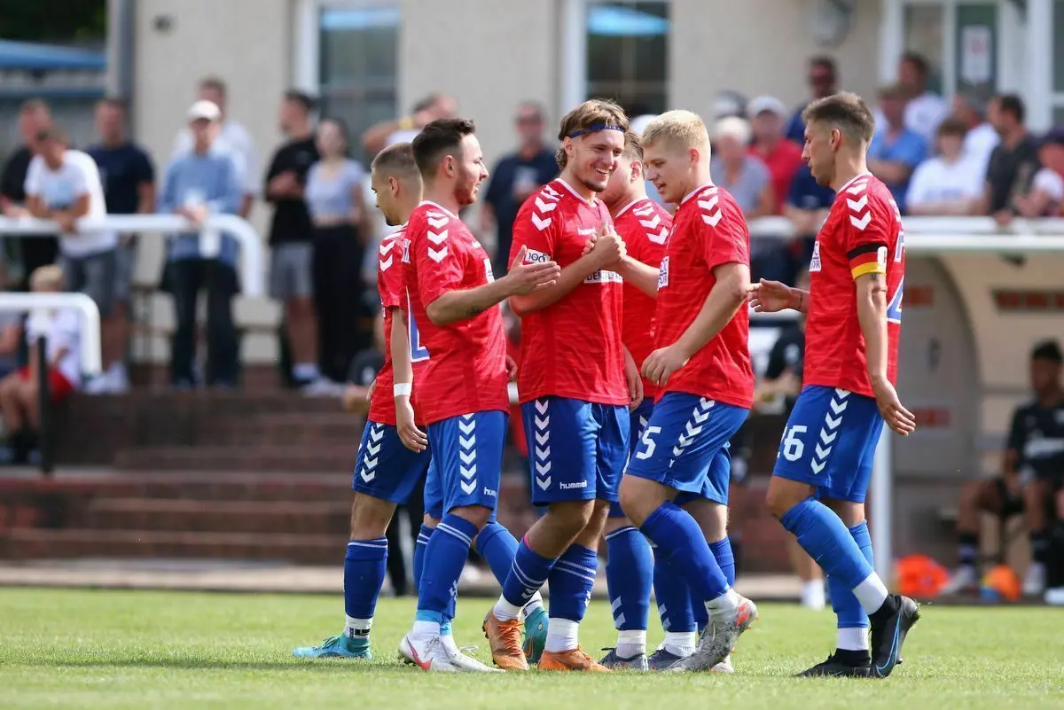Gratulation: Eine ganze Reihe von neuen Spielern trug am Sonnabend das Zehdenicker Trikot. Quintin Schönherr (Mitte) erzielte beide Treffer gegen den BFC Preussen.