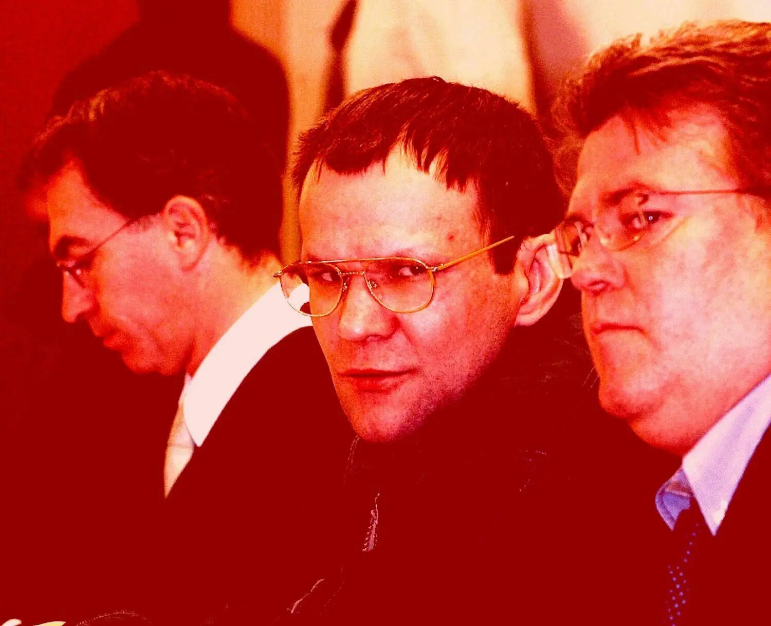 Schwerverbrecher Frank Schmökel sitzt im November vor zwanzig Jahren zwischen seinen Anwälten Matthias Schöneburg (r.) und Karsten Beckmann (l) im Gerichtssaal am Landgericht im brandenburgischen Neurupppin zu Beginn des elften Verhandlungstages. Warum konnte er so oft ausbrechen?