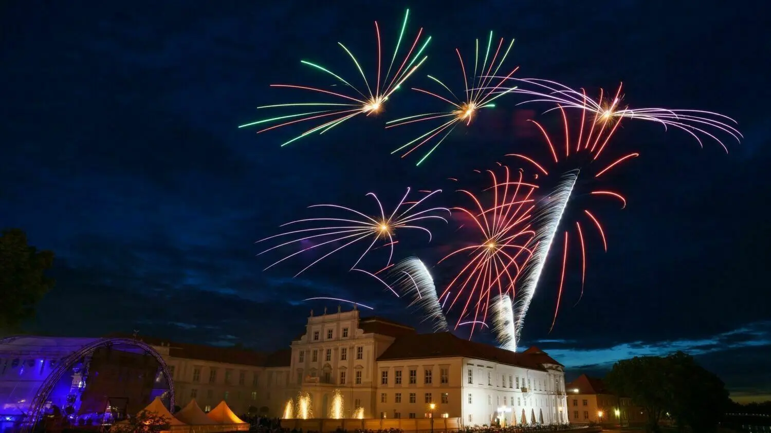 Das Feuerwerk über dem Schloss Oranienburg gehört zum Stadtfest dazu.