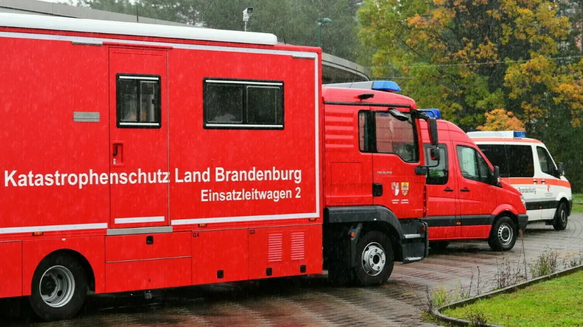 Geeignete Infrastruktur: Das neue Zentrum für Brand- und Katastrophenschutz in Eberswalde wird dem neuesten Stand der Technik entsprechen. Der Bevölkerungsschutz kostet allerdings auch Geld.
18.10.2022, Brandenburg, Eberswalde: Einsatzfahrzeuge stehen vor dem Zentrum für Brand- und Katastrophenschutz (ZfBK) des Landkreises Barnim. (zu dpa: «Nachholbedarf für Blackout-Szenario - Notstrom und Sirenen gefragt») Foto: Sören Stache/dpa +++ dpa-Bildfunk +++